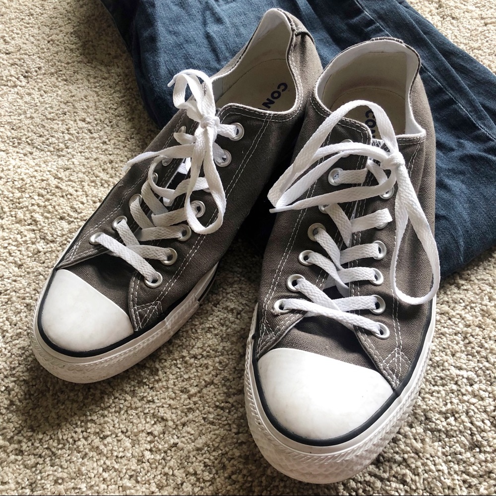 Men’s taupe grey low top converse barely worn
